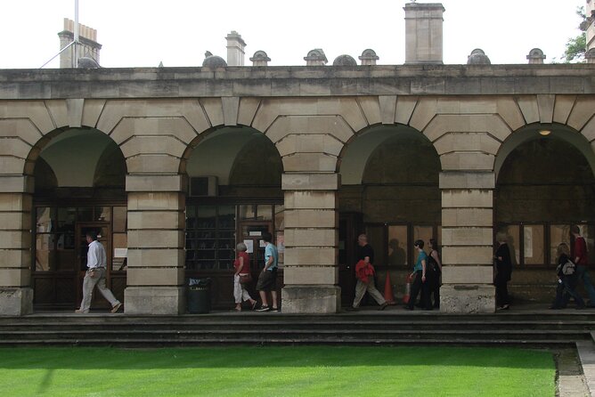 1.5-hour Oxford City and University Walking Tour - College Gates, Dining Halls, and Oxford Traditions