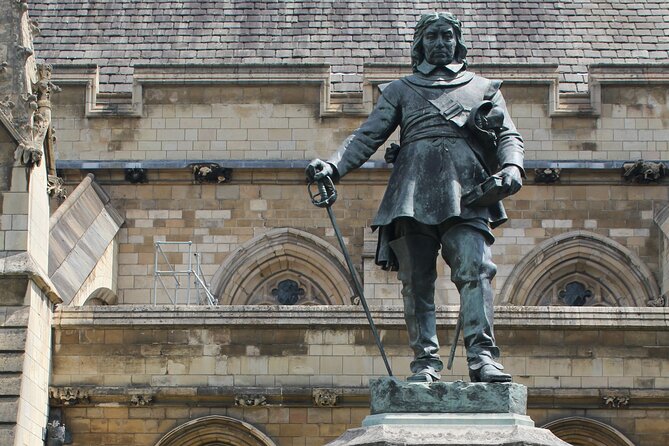 1 Hour Guided AI Walking Tour from Big Ben London in Any Language - Westminster Abbey adds a thousand years of ceremony