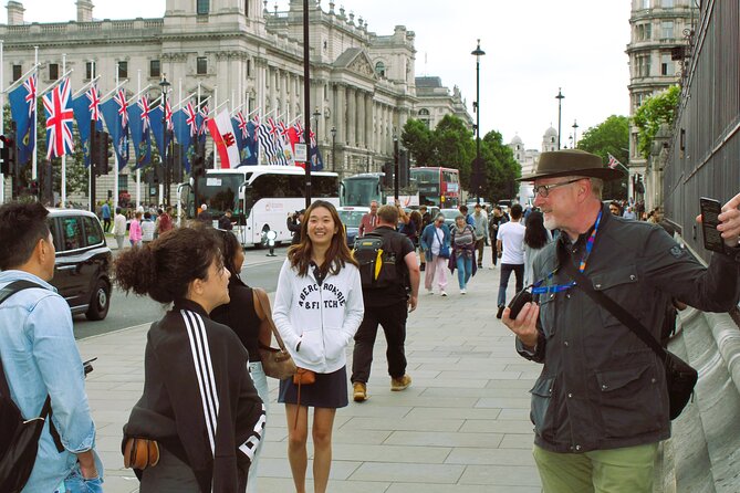 1 Hour Guided AI Walking Tour from Big Ben London in Any Language - Timing, meeting point, and group comfort