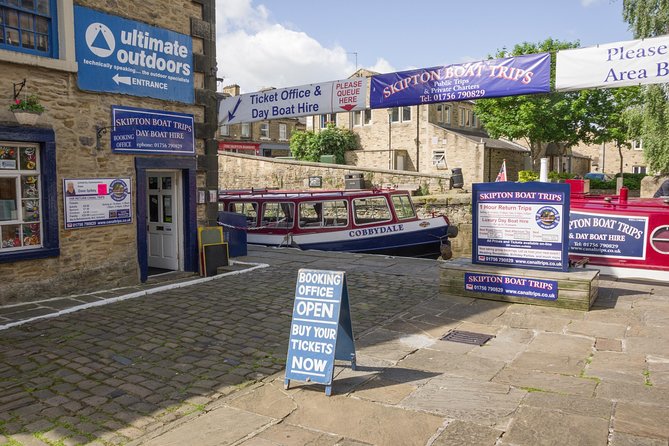 1-Hour Public Cruise - Aireville Park and the Skipton setting