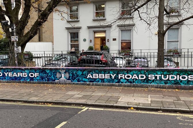 A Beatles London taxi tour and sightseeing experience - What the private black-cab format adds