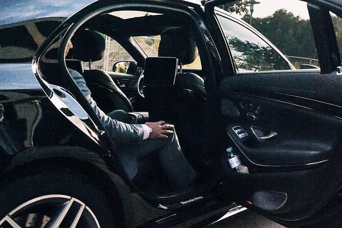 Arrival Transfer: London Airport LHR to London by Business Car - From the Terminal to Your Business Car