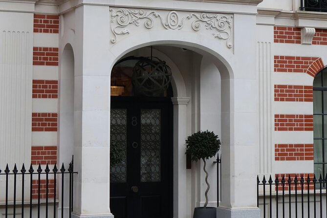 Bridgerton Tour in London - Hatchards and the literary world of Penelope and Eloise