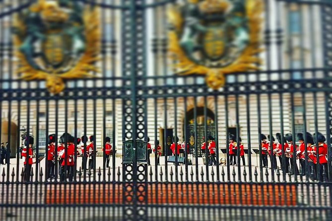 British Royalty walking tour including The Changing Of The Guard! - Royal parks and open-air London
