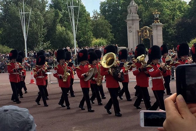 British Royalty walking tour including The Changing Of The Guard! - Is $28.98 good value?