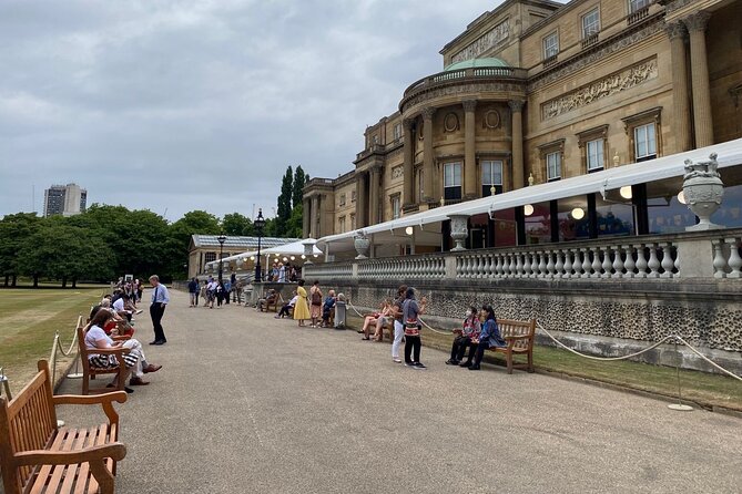 Buckingham Palace & Crown Jewels of London Tour with River Cruise - The midday change from palace to coach