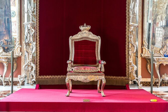 Buckingham Palace Exterior and Royal History Private Tour - Buckingham Palace from the gates