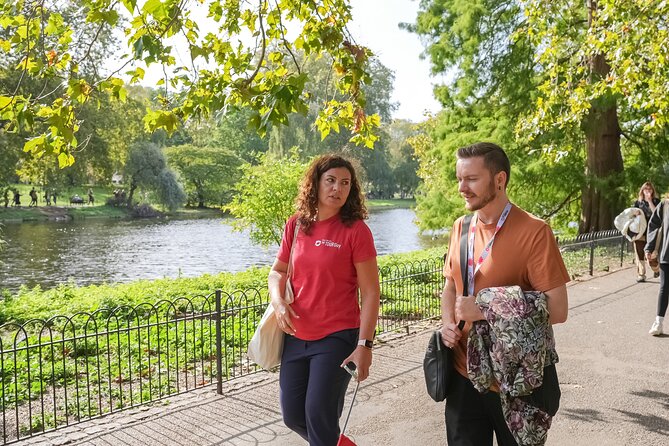 Buckingham Palace: Walking Tour with Entry & Audio Guide - Arriving at Buckingham Palace