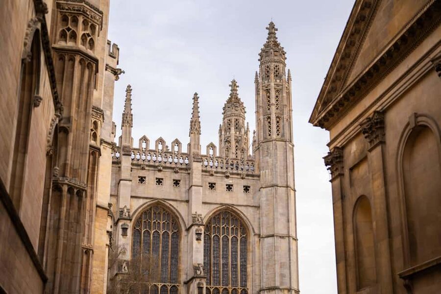 Cambridge: Alumni-Led Walking & Punting Tour w/Kings College - Newton, Hawking, and the Cavendish Laboratory