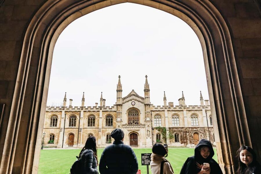 Cambridge: Alumni-Led Walking Tour w/ King's College Option - Meeting at Kings Parade without getting lost
