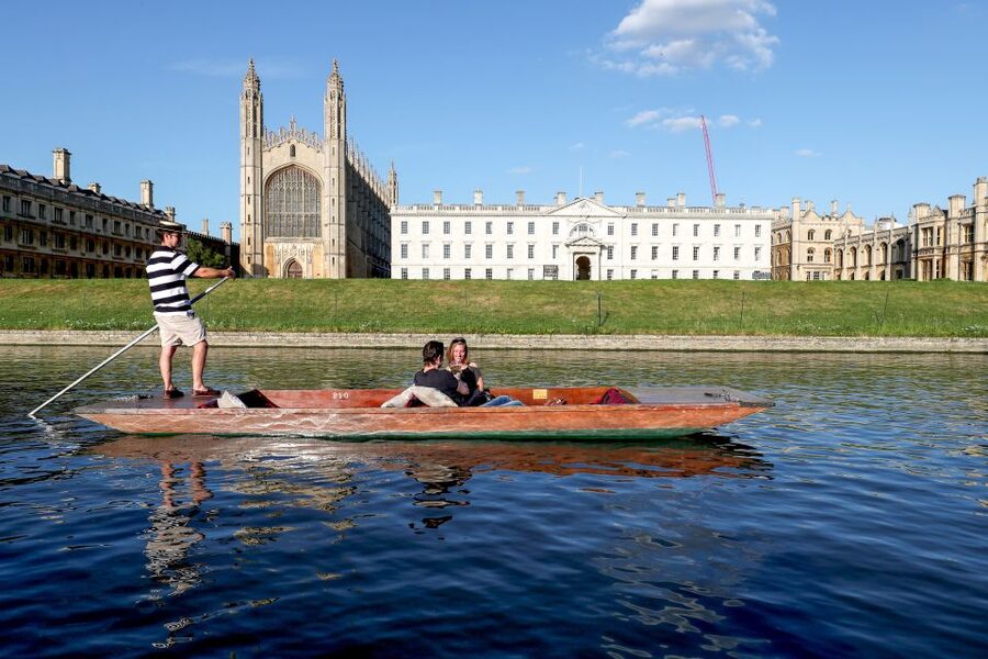 Cambridge: Guided River Cam Punting Tour - A 45-minute length that gets the balance right