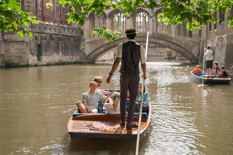 Cambridge: Guided Shared River Punting Tour - Wren Library and the Bridge of Sighs