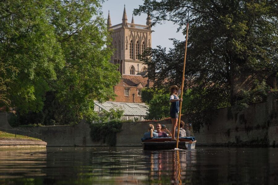 Cambridge: Guided Shared River Punting Tour - Blankets, umbrellas, and choosing the right season