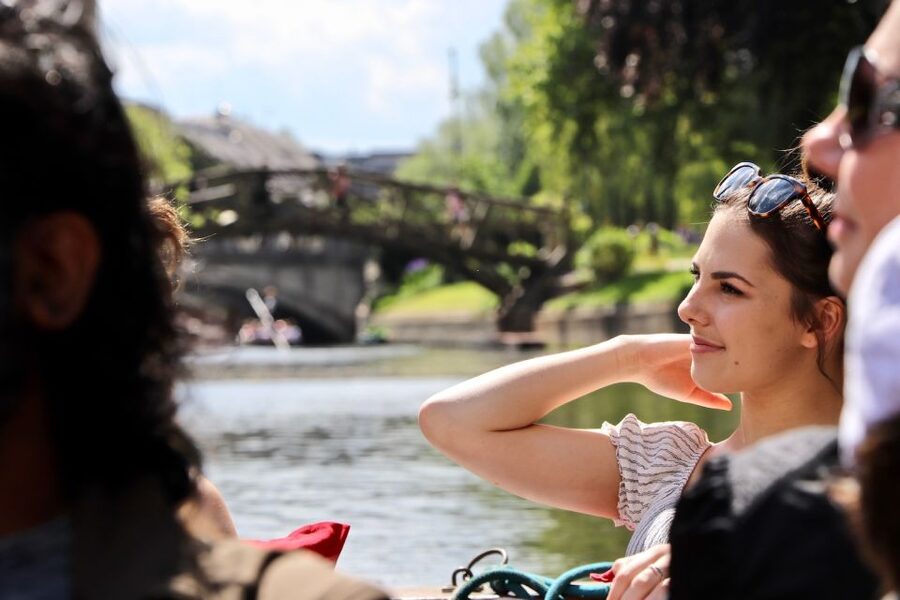Cambridge: Private Chauffeured Punting Tour - What the guide adds to the experience