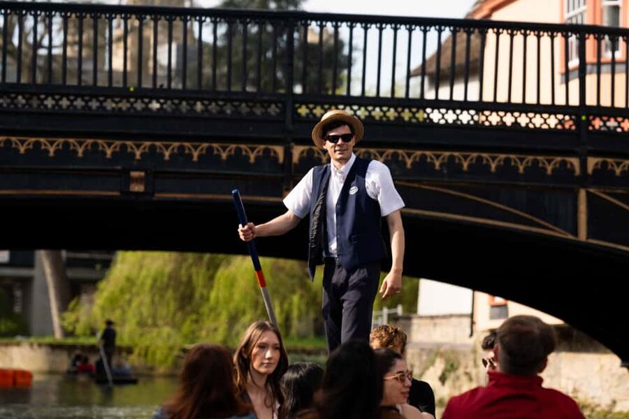 Cambridge: Punting Tour on the River Cam - Why a chauffeured punt is the best introduction to Cambridge