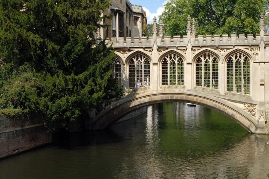 Cambridge: Sightseeing Walking Tour with a Local Guide - Riverbanks, views, and a change of pace