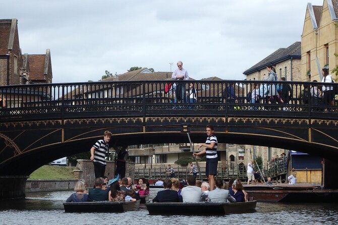 Cambridge University Colleges Guided Punting Tour - Stephen Hawking’s college and the easy pace of the river