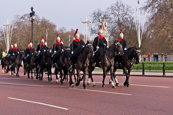 Changing of the Guard Guided Tour at Buckingham Palace - Weather, cancellations, and the wet change