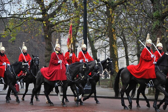 Changing of the Guard Guided Walking Tour in London - Buckingham Palace from the Mall