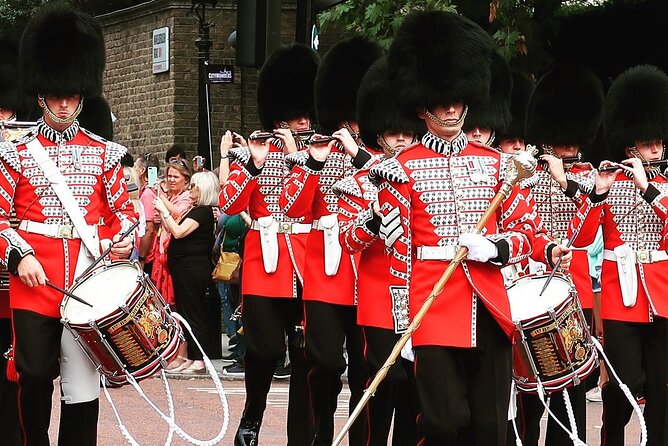 Changing of the Guard Guided Walking Tour in London - What the guides add to the experience