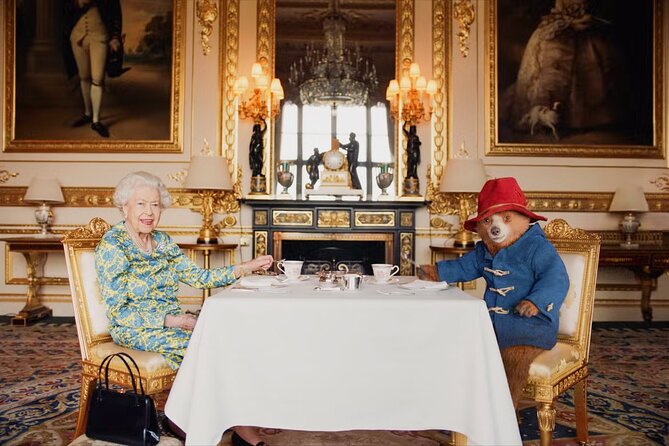 Changing of the Guard & Royal Food Tour with 15+ Tastings - Why combine royal ceremony with food?