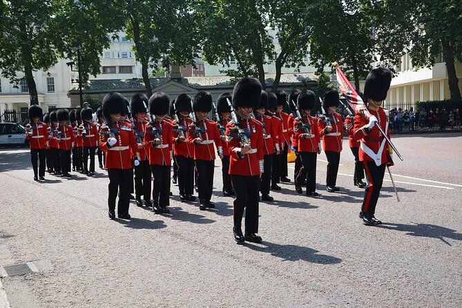 Changing of the Guard Walking Tour - Buckingham Palace without the worst crowding