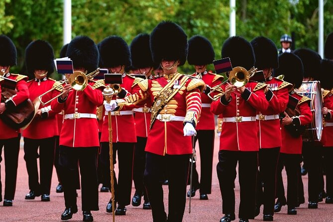 Changing of the Guard Walking Tour in London at Buckingham Palace - Starting beside Victoria Palace Theatre at 10 a.m.