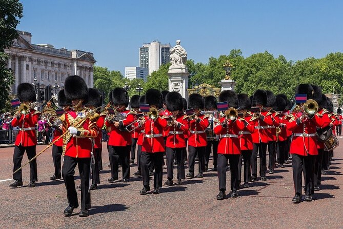 Changing of the Guard Walking Tour in London at Buckingham Palace - Buckingham Palace without the front gates