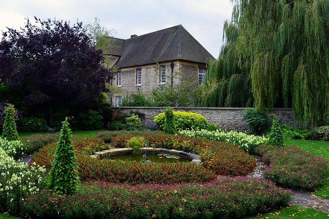 Cotswolds Villages and Oxford Full Day Tour from London - Guides, drivers, and the value of live commentary