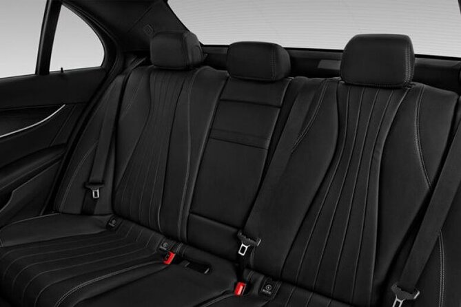 Departure by Sedan from Central London to Gatwick Airport LGW - Meeting your chauffeur in the hotel hall