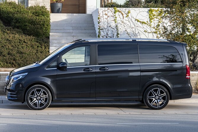 Departure Transfer: London to Heathrow Airport LHR by Luxury Van - The small details that make the ride easier