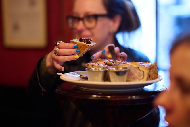 Devour London Historical Pub Tour:Traditional British Food & Ales - The small-group advantage