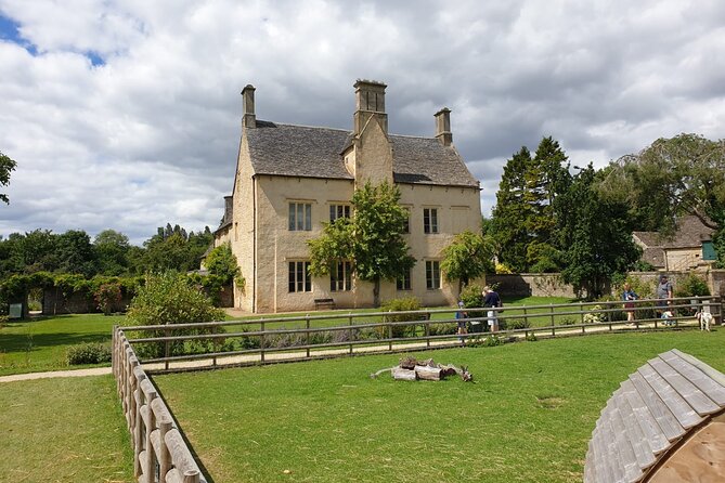 Downton Abbey Day In The Cotswolds Tour - Lunch at The Swan Inn