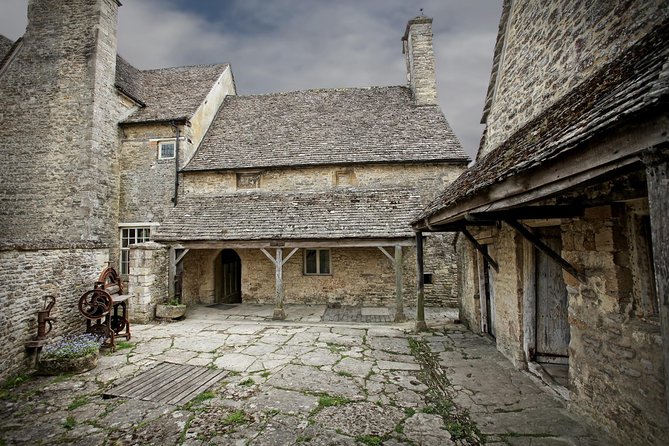 Downton Abbey Town and Country Tour from London by Private Black Taxi - Cogges Manor Farm and the real Yew Tree Farm