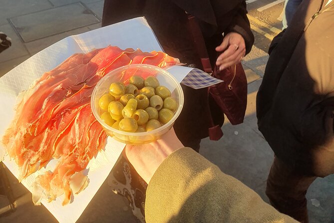 Food and Drink Walking Tours in West London's Notting Hill Area - The Notting Hill Bookshop and the blue door
