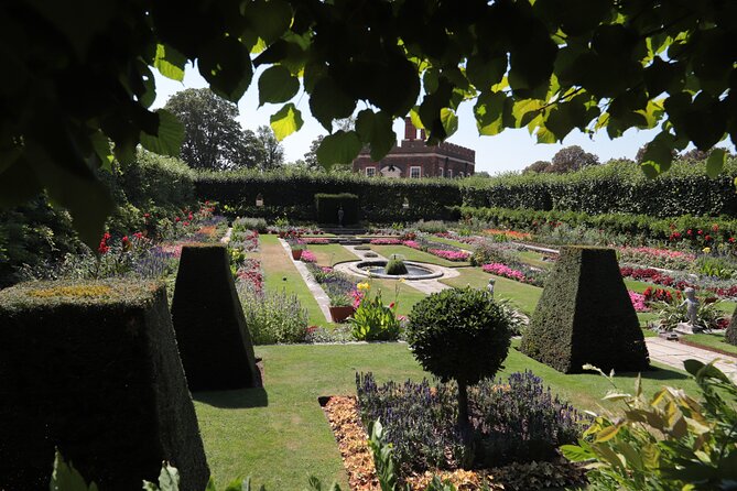 Hampton Court Guided Tour. Full day Access & High Tea - What the guides do better than an audio headset
