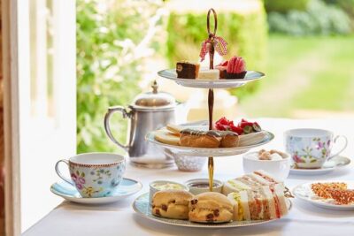 Hampton Court Guided Tour. Full day Access & High Tea