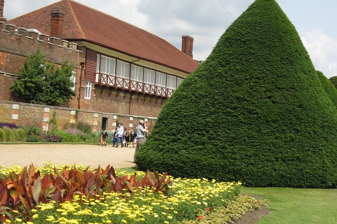 Hampton Court Palace 3hr tour: Henry VIII's & William III's intriguing Palaces - The kitchens and the people behind the royal table
