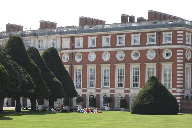 Hampton Court Palace 3hr tour: Henry VIII's & William III's intriguing Palaces - Sixty acres of gardens, the maze, and the Great Vine