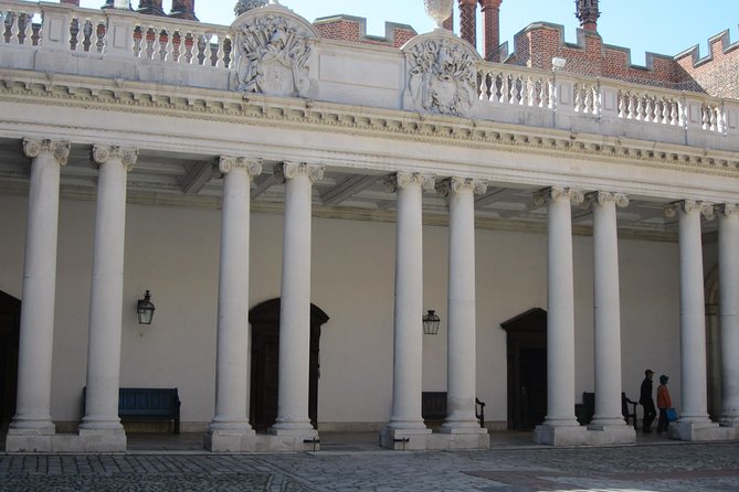Hampton Court Palace 3hr tour: Henry VIII's & William III's intriguing Palaces - Henry VIII’s Great Hall: the theatrical heart of the visit