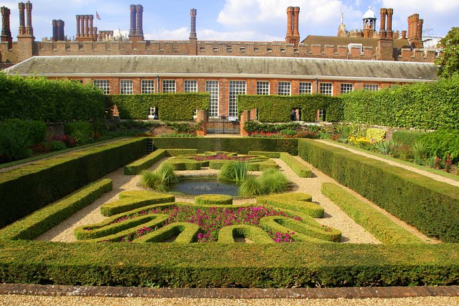 Hampton Court Palace & Garden Maze, Private Tour Admission with Audio Guides - Entering the Tudor Palace and Great Hall