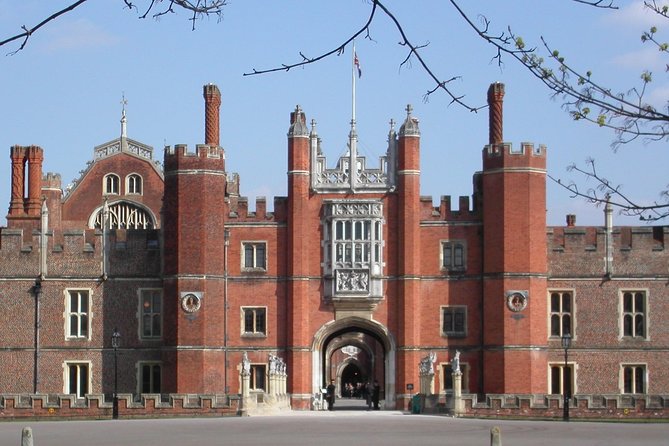 Hampton Court Palace Private Tour - Secrets of Henry VIII - Entering Hampton Court Palace and getting oriented