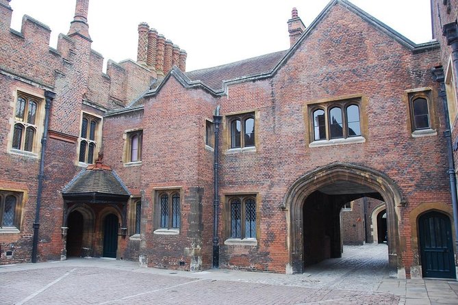 Hampton Court Palace Private Tour - Secrets of Henry VIII - The 90-minute palace route