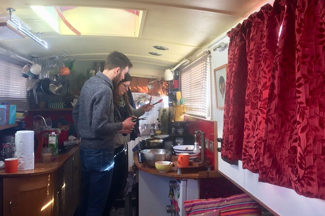 Hands-On Churros & Chocolate Class on a London Houseboat - Why the houseboat setting changes the experience