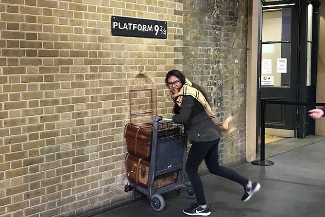 Harry Potter's London Feat. Harry Potter Movie Locations - The long wait at Platform 9¾