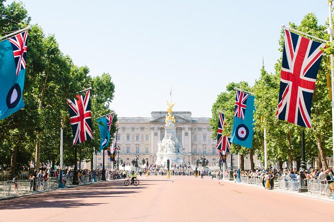 Highlights of Royal London Bike Tour including Hyde Park - Trafalgar Square, Nelson’s Column, and the National Portrait Gallery