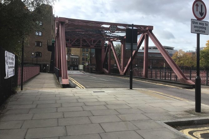 Historic walk of East Londons Wapping Docks and its famous Pubs - From Canary Wharf’s Glass Towers to the Old River