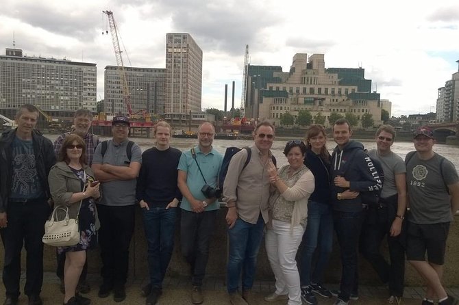 James Bond Filming Locations: Private Black Cab Tour in London - Vauxhall Bridge and the view toward MI6