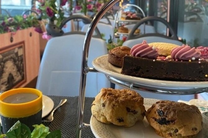 London Afternoon Tea Bus and Panoramic Tour on Lower Deck - Piccadilly Circus and the West End