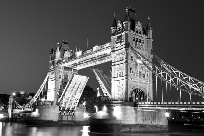 London Big Bus Evening Sightseeing Tour by Open-Top Bus - The Tower of London and the route toward Tower Bridge